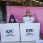 Pj Wako Padang Andree Algamar bersama istri, Ny. Vanny Andree Algamar menyalurkan hak pilihnya di TPS 01, Kelurahan Rimbo Kaluang, Sabtu (13/7/2024). (Foto: Prokopim Padang)