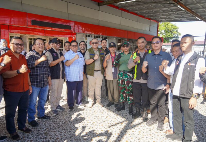 Pj Wali Kota Padang Andree Algamar Forkopimda, Ketua Bawaslu RI Rahmat Bagja, memantau PSU DPD RI Dapil Sumbar di TPS 15 Kelurahan Purus, Kecamatan Padang Barat, Sabtu (13/7/2024). 
