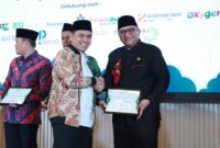 Pj Wali Kota Padang Andree menerima penghargaan dari Wakil Menteri Agama RI Saiful Rahmat Dasuki, di Auditorium H.M. Rasjidi Kementerian Agama RI Jakarta, Selasa (16/7/2024). (Foto: Prokopim Padang)