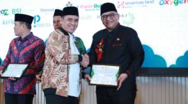 Pj Wali Kota Padang Andree menerima penghargaan dari Wakil Menteri Agama RI Saiful Rahmat Dasuki, di Auditorium H.M. Rasjidi Kementerian Agama RI Jakarta, Selasa (16/7/2024). (Foto: Prokopim Padang)