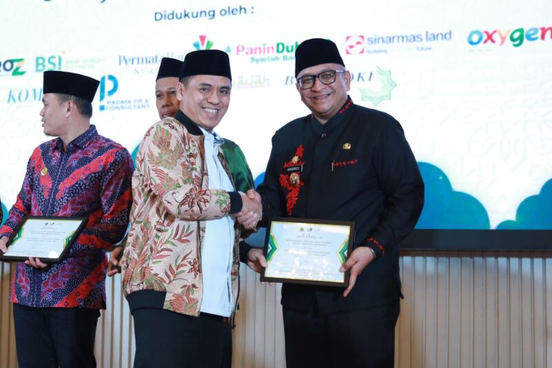 Pj Wali Kota Padang Andree menerima penghargaan dari Wakil Menteri Agama RI Saiful Rahmat Dasuki, di Auditorium H.M. Rasjidi Kementerian Agama RI Jakarta, Selasa (16/7/2024). (Foto: Prokopim Padang)