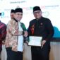 Pj Wali Kota Padang Andree menerima penghargaan dari Wakil Menteri Agama RI Saiful Rahmat Dasuki, di Auditorium H.M. Rasjidi Kementerian Agama RI Jakarta, Selasa (16/7/2024). (Foto: Prokopim Padang)