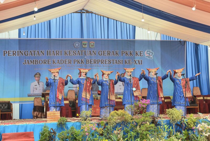 Penampilan kader PKK Padang pada Lomba Kreasi Jingle Gelari Pelangi dalam rangkaian agenda Jambore Kader PKK Berprestasi Tingkat Sumbar Tahun 2024 di Kabupaten Solok. (Foto: Prokopim Padang)