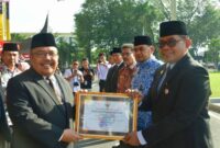 Pj Sekda Padang Yosefriawan menerima penghargaan dari Sekdaprov Sumbar Hansastri. (Foto: Prokopim Padang)