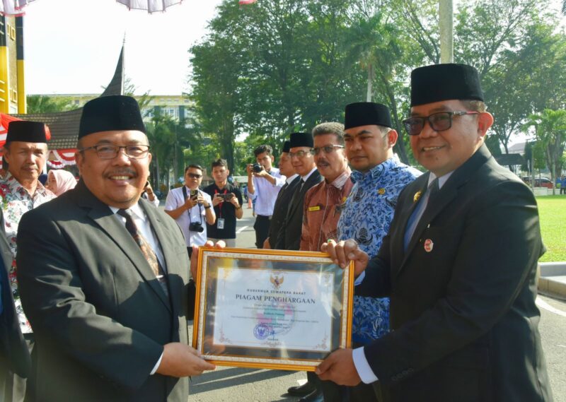 Pj Sekda Padang Yosefriawan menerima penghargaan dari Sekdaprov Sumbar Hansastri. (Foto: Prokopim Padang)