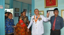 Pj Wali Kota Padang Andree Algamar mengunjungi rumah kelahiran Bagindo Aziz Chan di Alang Laweh, Jumat (19/7/2024). (Foto: Prokopim Padang)