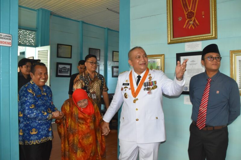 Pj Wali Kota Padang Andree Algamar mengunjungi rumah kelahiran Bagindo Aziz Chan di Alang Laweh, Jumat (19/7/2024). (Foto: Prokopim Padang)