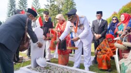 Penjabat Wali Kota Padang, Andree Algamar menaburkan bunga di Taman Makam Pahlawan Kusuma Bhakti Gulai Bancah, Kota Bukittinggi, Jumat (19/7/2024). (Foto: Prokopim Padang)