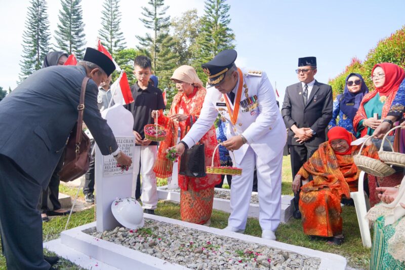 Penjabat Wali Kota Padang, Andree Algamar menaburkan bunga di Taman Makam Pahlawan Kusuma Bhakti Gulai Bancah, Kota Bukittinggi, Jumat (19/7/2024). (Foto: Prokopim Padang)