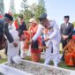 Penjabat Wali Kota Padang, Andree Algamar menaburkan bunga di Taman Makam Pahlawan Kusuma Bhakti Gulai Bancah, Kota Bukittinggi, Jumat (19/7/2024). (Foto: Prokopim Padang)