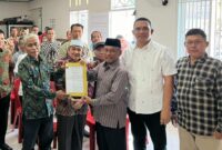 Camat Lubuk Begalung Andi Amir saat pengukuhan pengurus LPM Koto Baru Nan XX periode 2024-2029 di aula LPM, Sabtu (20/7/2024). 