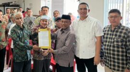 Camat Lubuk Begalung Andi Amir saat pengukuhan pengurus LPM Koto Baru Nan XX periode 2024-2029 di aula LPM, Sabtu (20/7/2024). 