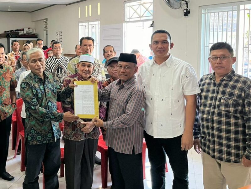 Camat Lubuk Begalung Andi Amir saat pengukuhan pengurus LPM Koto Baru Nan XX periode 2024-2029 di aula LPM, Sabtu (20/7/2024). 