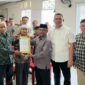 Camat Lubuk Begalung Andi Amir saat pengukuhan pengurus LPM Koto Baru Nan XX periode 2024-2029 di aula LPM, Sabtu (20/7/2024). 