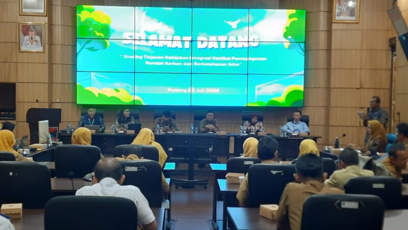 Suasana Sharing Tinjauan Kebijakan Integrasi Vertikal Pembangunan Rendah Karbon dan Berketahanan Iklim di Ruang Abu Bakar Jaar Balai Kota Padang, Senin (22/7/2024).