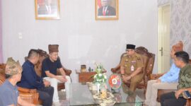 Tim GIZ China dan Shenzhen Bus Group saat audiensi dengan Pj Wali Kota Padang Andree Algamar, Senin malam (22/7/2024).