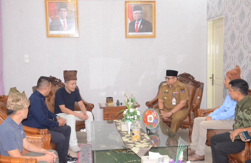 Tim GIZ China dan Shenzhen Bus Group saat audiensi dengan Pj Wali Kota Padang Andree Algamar, Senin malam (22/7/2024).