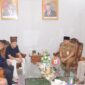 Tim GIZ China dan Shenzhen Bus Group saat audiensi dengan Pj Wali Kota Padang Andree Algamar, Senin malam (22/7/2024).
