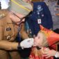 Pj Wali Kota Padang Andree Algamar secara simbolis memberikan imunisasi kepada salah seorang anak. (Foto: Prokopim Padang)