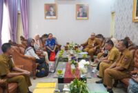 Pj Wali Kota Padang Andree Algamar saat menerima Tim Verifikasi Lapangan dari Perpusnas bersama Kemendagri RI, Selasa (23/7/2024). (Foto: Prokopim Padang)