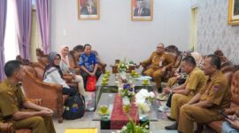 Pj Wali Kota Padang Andree Algamar saat menerima Tim Verifikasi Lapangan dari Perpusnas bersama Kemendagri RI, Selasa (23/7/2024). (Foto: Prokopim Padang)