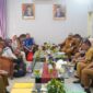 Pj Wali Kota Padang Andree Algamar saat menerima Tim Verifikasi Lapangan dari Perpusnas bersama Kemendagri RI, Selasa (23/7/2024). (Foto: Prokopim Padang)