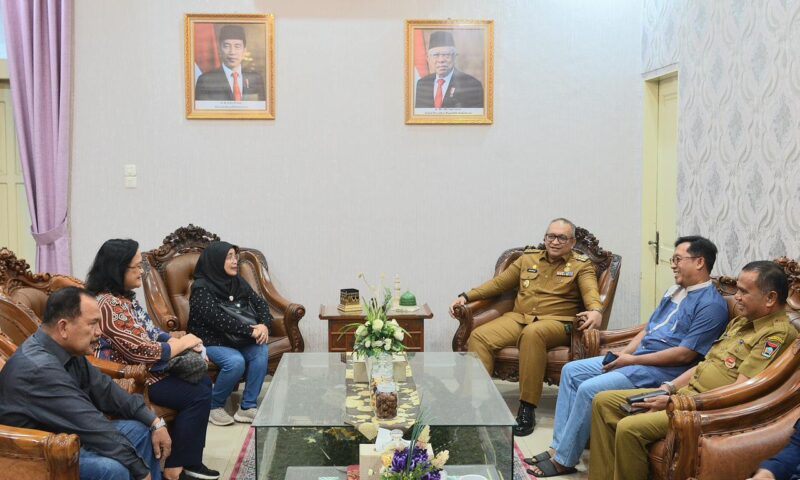 Pj Wali Kota Padang Andree Algamar menyambut kedatangan Tim Evaluasi Sertifikasi Pasar Rakyat dari Kemendag. (Foto: Prokopim Padang)