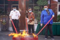 Pj Wali Kota Padang Andree Algamar ikut memusnahkan barang bukti di Kejari Padang. (Foto: Prokopim Padang)