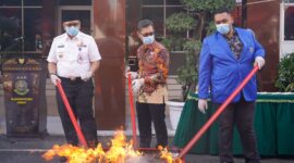 Pj Wali Kota Padang Andree Algamar ikut memusnahkan barang bukti di Kejari Padang. (Foto: Prokopim Padang)