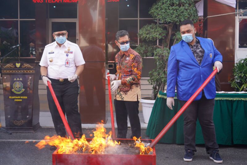 Pj Wali Kota Padang Andree Algamar ikut memusnahkan barang bukti di Kejari Padang. (Foto: Prokopim Padang)