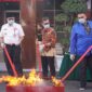 Pj Wali Kota Padang Andree Algamar ikut memusnahkan barang bukti di Kejari Padang. (Foto: Prokopim Padang)