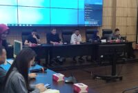 Asisten II Perekonomian dan Pembangunan Setdako Padang Didi Aryadi membuka FGD Energi Terbarukan di Ruang Rapat Abu Bakar Jaar, Balai Kota Padang, Rabu (24/7/2024). 