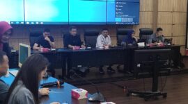 Asisten II Perekonomian dan Pembangunan Setdako Padang Didi Aryadi membuka FGD Energi Terbarukan di Ruang Rapat Abu Bakar Jaar, Balai Kota Padang, Rabu (24/7/2024). 