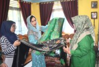 Pj Ketua Dekranasda Padang Ny. Vanny Andree Algamar melihat produk salah satu IKM di Padang. (Foto: Prokopim Padang)