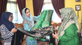 Pj Ketua Dekranasda Padang Ny. Vanny Andree Algamar melihat produk salah satu IKM di Padang. (Foto: Prokopim Padang)