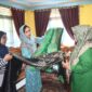 Pj Ketua Dekranasda Padang Ny. Vanny Andree Algamar melihat produk salah satu IKM di Padang. (Foto: Prokopim Padang)