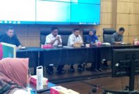 Pj Sekdako Padang Yosefriawan menutup FGD di Ruang Rapat Abu Bakar Jaar, Balai Kota Padang, Rabu (24/7/2024).