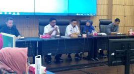 Pj Sekdako Padang Yosefriawan menutup FGD di Ruang Rapat Abu Bakar Jaar, Balai Kota Padang, Rabu (24/7/2024).