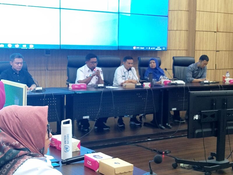 Pj Sekdako Padang Yosefriawan menutup FGD di Ruang Rapat Abu Bakar Jaar, Balai Kota Padang, Rabu (24/7/2024).