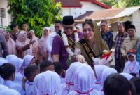 Pj Wali Kota Padang, Andree Algamar, bersama istri Ny. Vanny Andree Algamar menyalami anak murid SDN 34 Simpang Haru Jumat (26/7/2024). (Foto: Prokopim Padang)