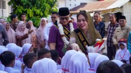 Pj Wali Kota Padang, Andree Algamar, bersama istri Ny. Vanny Andree Algamar menyalami anak murid SDN 34 Simpang Haru Jumat (26/7/2024). (Foto: Prokopim Padang)