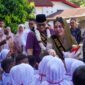 Pj Wali Kota Padang, Andree Algamar, bersama istri Ny. Vanny Andree Algamar menyalami anak murid SDN 34 Simpang Haru Jumat (26/7/2024). (Foto: Prokopim Padang)