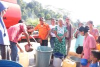 BPBD Padang menyalurkan air bersih kepada warga yang terdampak kekeringan di Kelurahan Pegambiran, Sabtu (27/7/2024). (Foto: BPBD Padang)