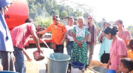 BPBD Padang menyalurkan air bersih kepada warga yang terdampak kekeringan di Kelurahan Pegambiran, Sabtu (27/7/2024). (Foto: BPBD Padang)