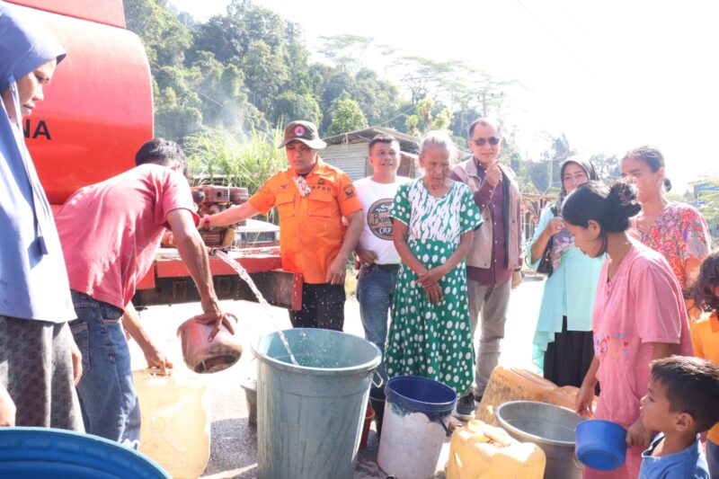 BPBD Padang menyalurkan air bersih kepada warga yang terdampak kekeringan di Kelurahan Pegambiran, Sabtu (27/7/2024). (Foto: BPBD Padang)