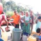 BPBD Padang menyalurkan air bersih kepada warga yang terdampak kekeringan di Kelurahan Pegambiran, Sabtu (27/7/2024). (Foto: BPBD Padang)