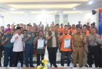 Pj Wali Kota Padang Andree Algamar mengukuhkan F-PRB dan Kampung Siaga Bencana Kecamatan Padang Selatan. (Foto: DOK Prokopim Padang)