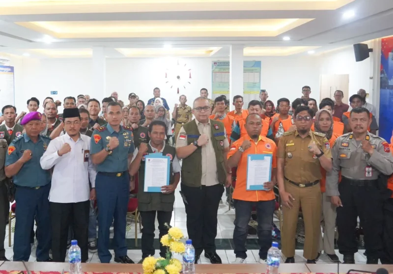 Pj Wali Kota Padang Andree Algamar mengukuhkan F-PRB dan Kampung Siaga Bencana Kecamatan Padang Selatan. (Foto: DOK Prokopim Padang)