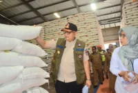 Pj Wali Kota Padang, Andree Algamar meninjau stok beras di Gudang Bulog Baru Rawang Timur, Kecamatan Padang Selatan, Selasa (30/7/2024). (Foto: Prokopim Padang)