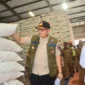Pj Wali Kota Padang, Andree Algamar meninjau stok beras di Gudang Bulog Baru Rawang Timur, Kecamatan Padang Selatan, Selasa (30/7/2024). (Foto: Prokopim Padang)